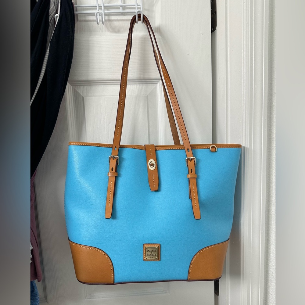 Beautiful baby blue BRAND NEW NEVER USED Dooney & Bourke long strap purse! - Picture 2 of 9
